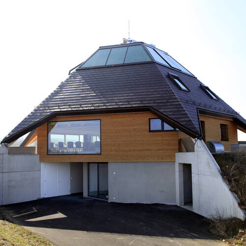 Bâtiment adminsitratif et restaurant de l'aérodrome de Bressaucourt, mars 2012. (Roger Meier)