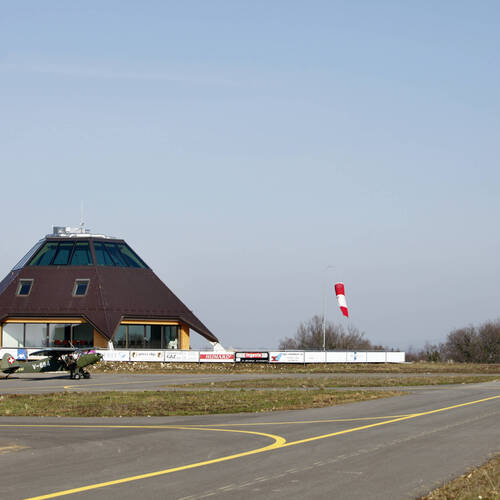 Bâtiment adminsitratif et restaurant de l'aérodrome de Bressaucourt, mars 2012. (Roger Meier)